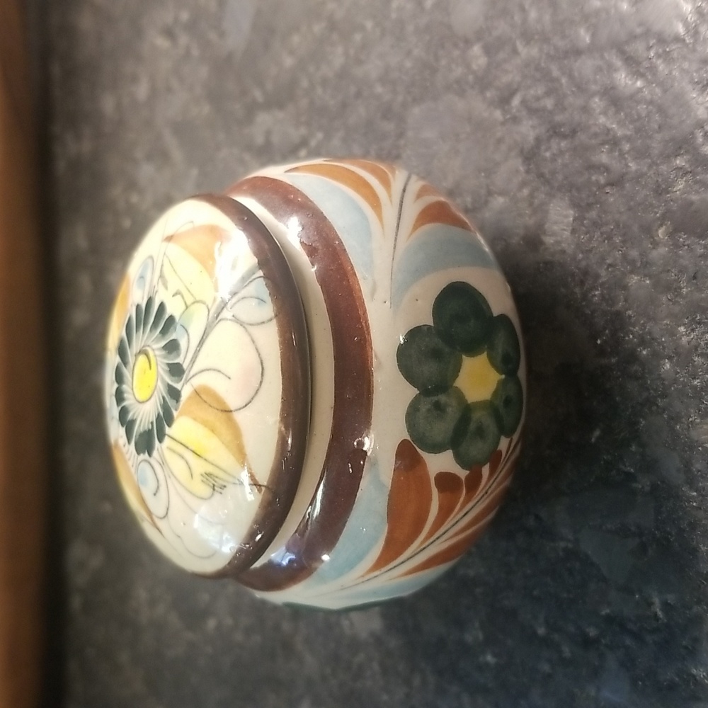Vintage Mexican Art Pottery-Made in Mexico-w/ lid
